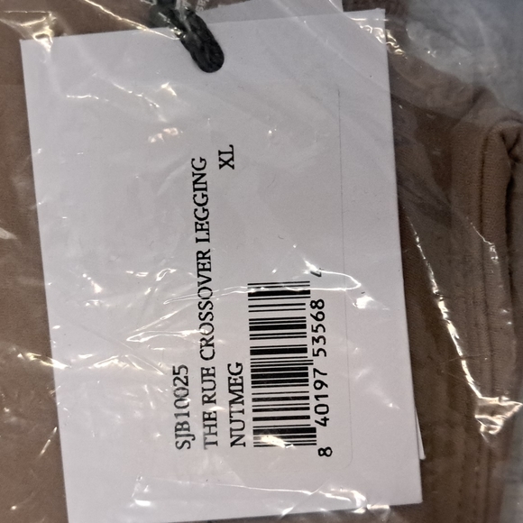 Bandier x Sincerely Jules The Rue Crossover Legging in Nutmeg - Picture 9 of 11